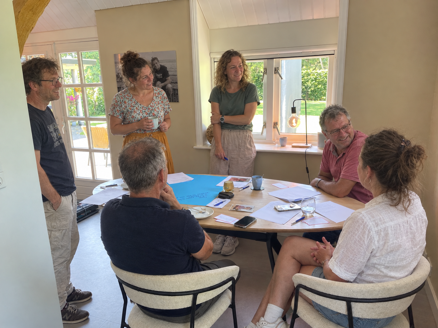 Verzorgde buitenruimte van de Berkenhof-boerderij, klaar voor een teamdag