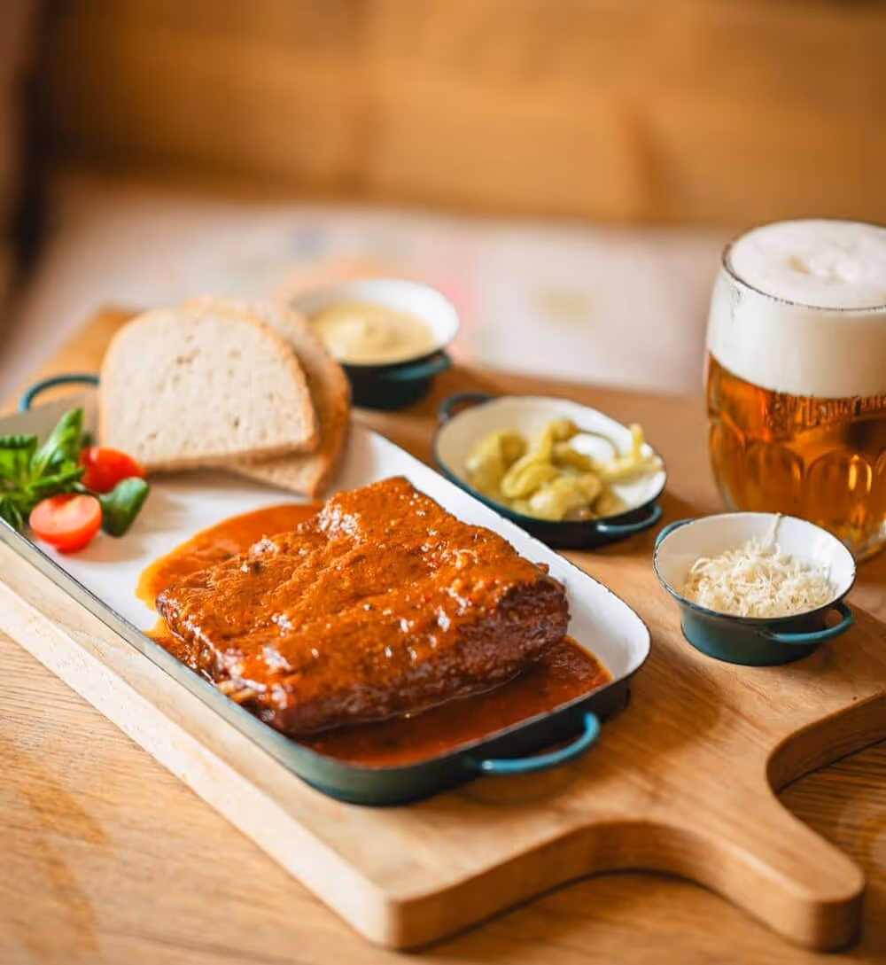 Czech beef goulash with bread, mustard, and beer – hearty lunch on the Narnia & Bastei winter tour.