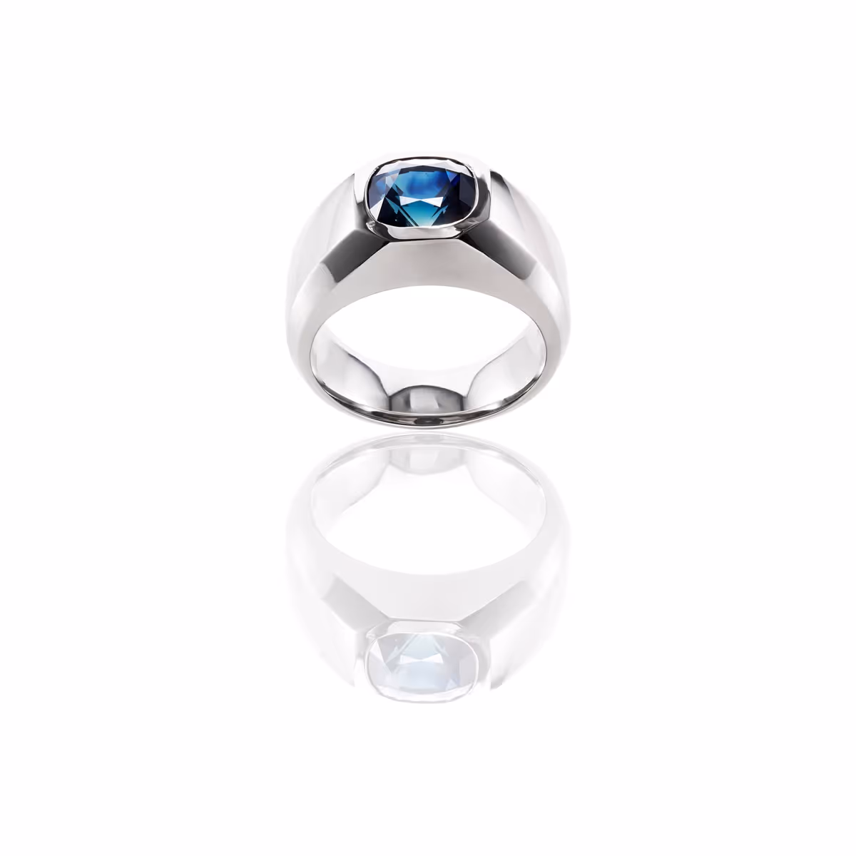 Ring mit Petrolblauem Saphir