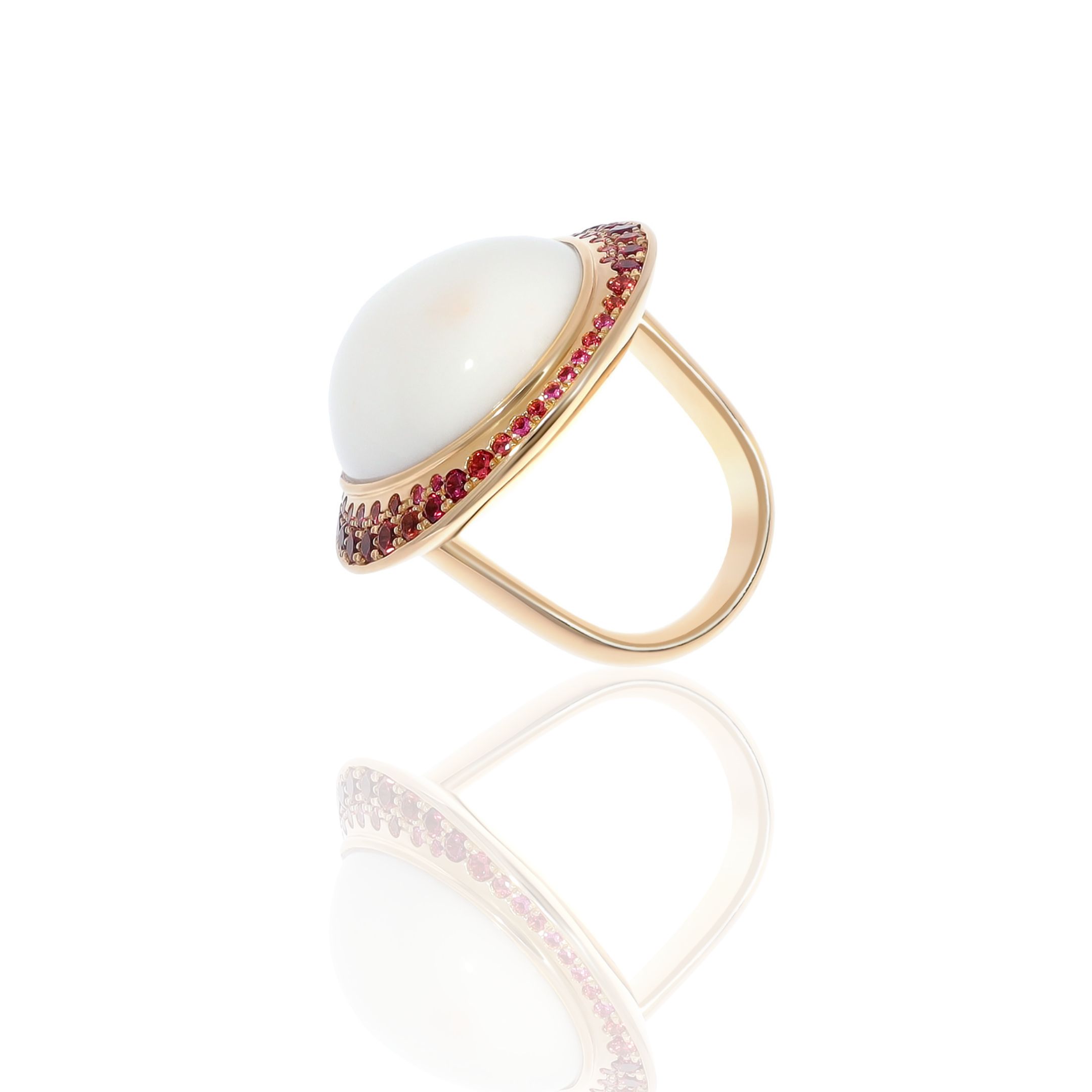 Ring helle Koralle-Cabochon und Spinelle