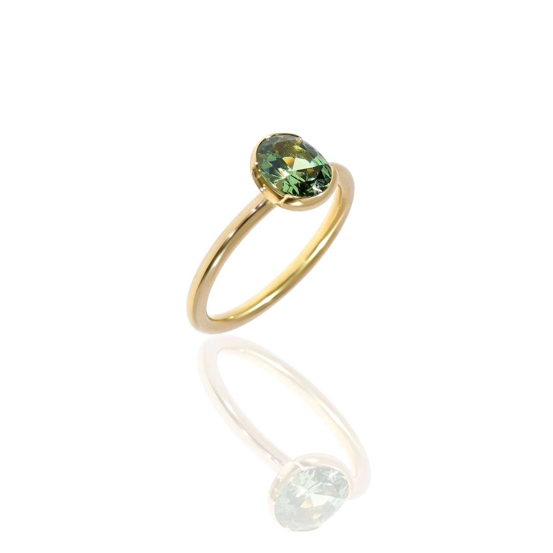 Feiner Ring mit grünem Granat