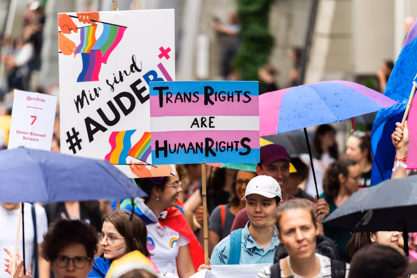 Schilder an der BernPride