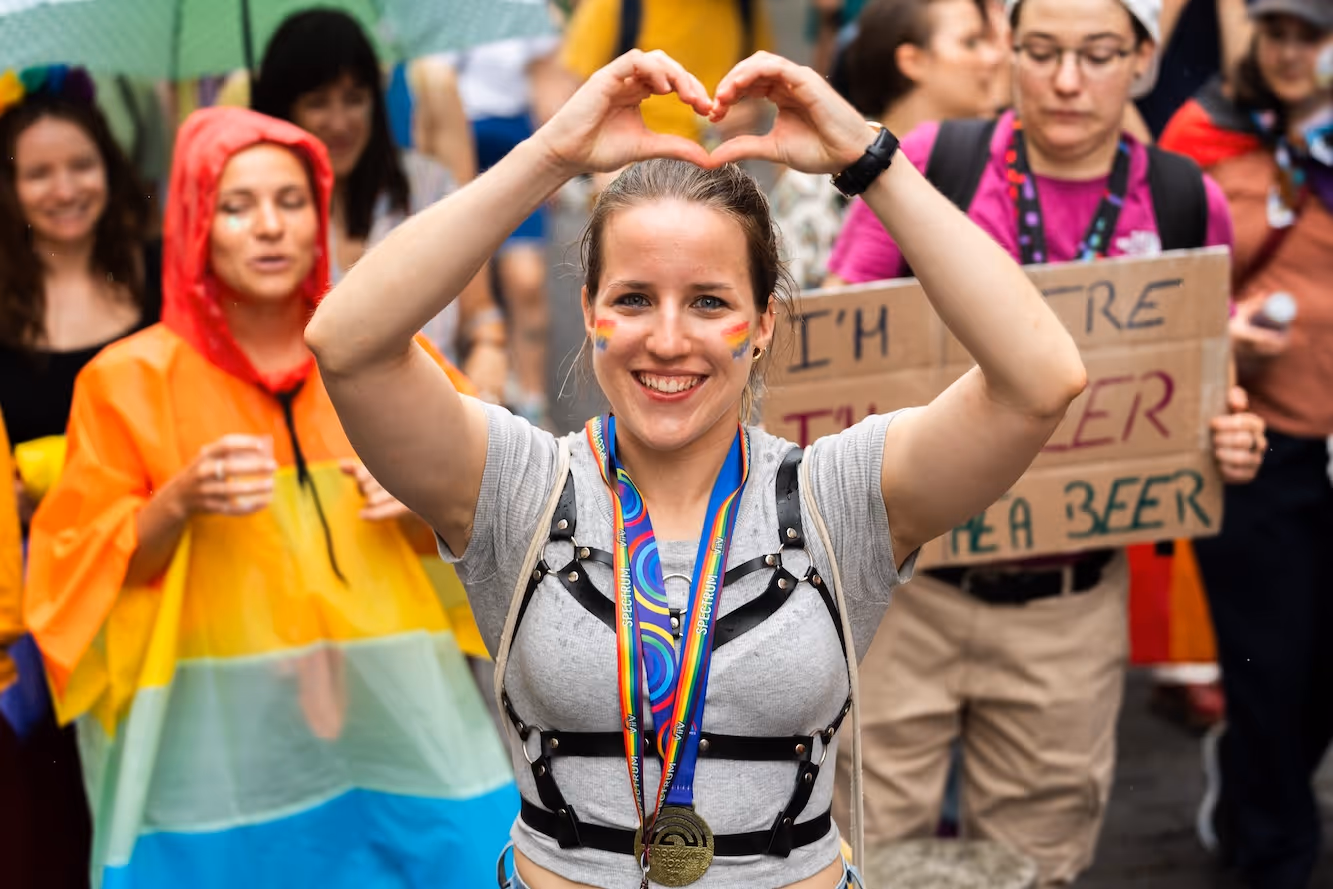 Menschen zeigen Herz mit Hand