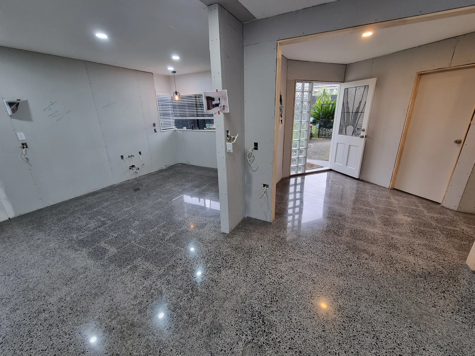 Diamond Shine Concrete semi-gloss polished concrete floor in Auckland open-plan residential space with salt-and-pepper aggregate