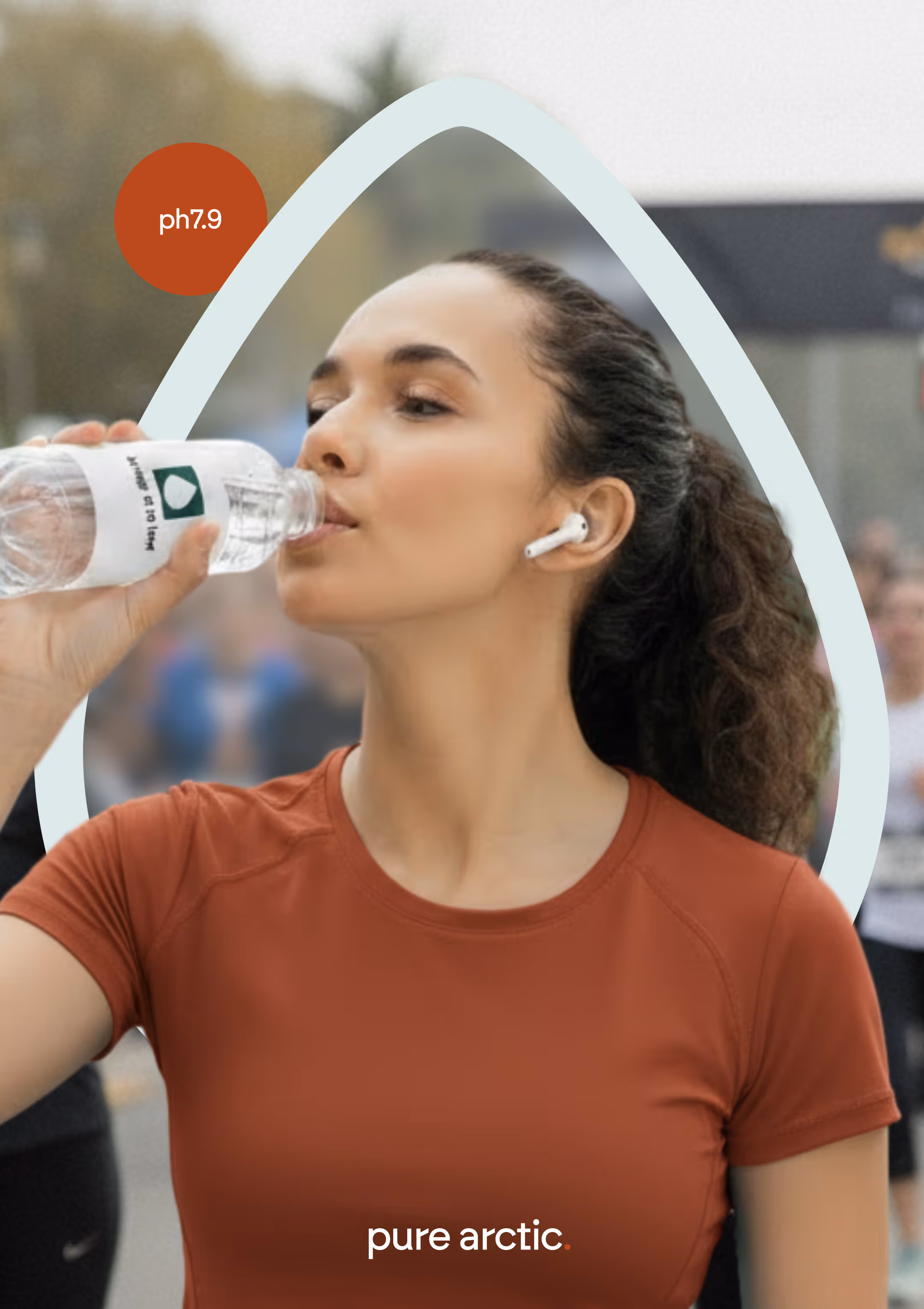 Person drikker vann fra Pure Arctic vannflaske med tilpasset logo