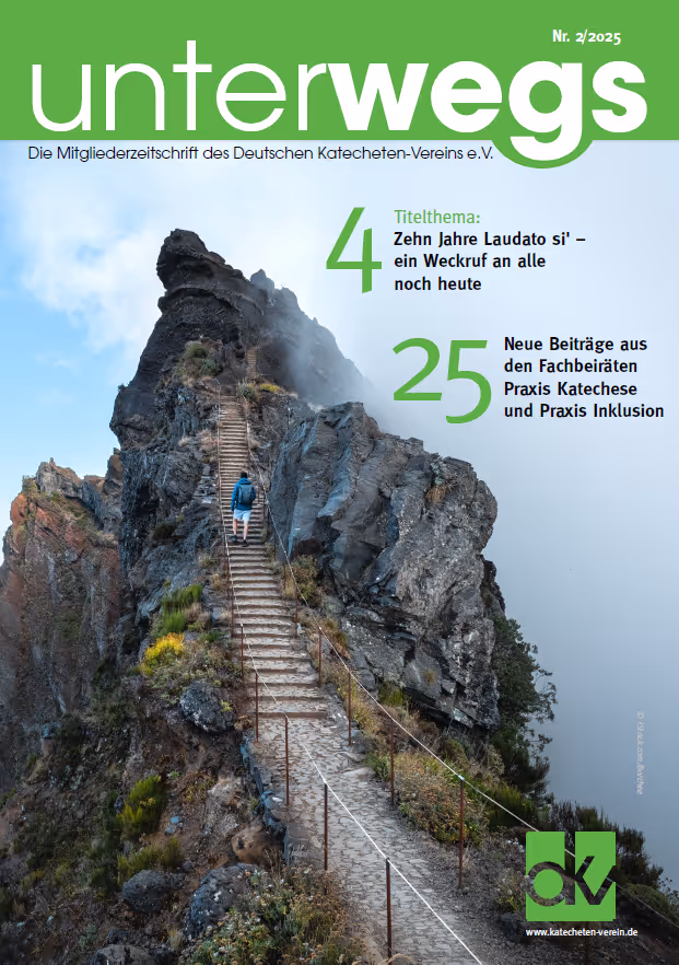 Cover der neuen "unterwegs": Ein Mensch geht die Treppe zu einem Berg hinauf