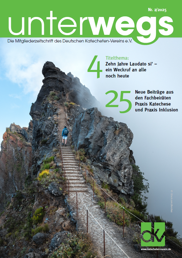 Cover der neuen "unterwegs": Ein Mensch geht die Treppe zu einem Berg hinauf