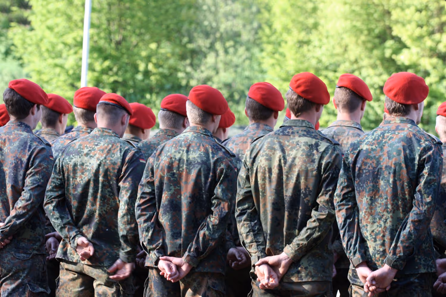 Bundeswehrsoldaten in Reih und Glied, von hinten fotografiert