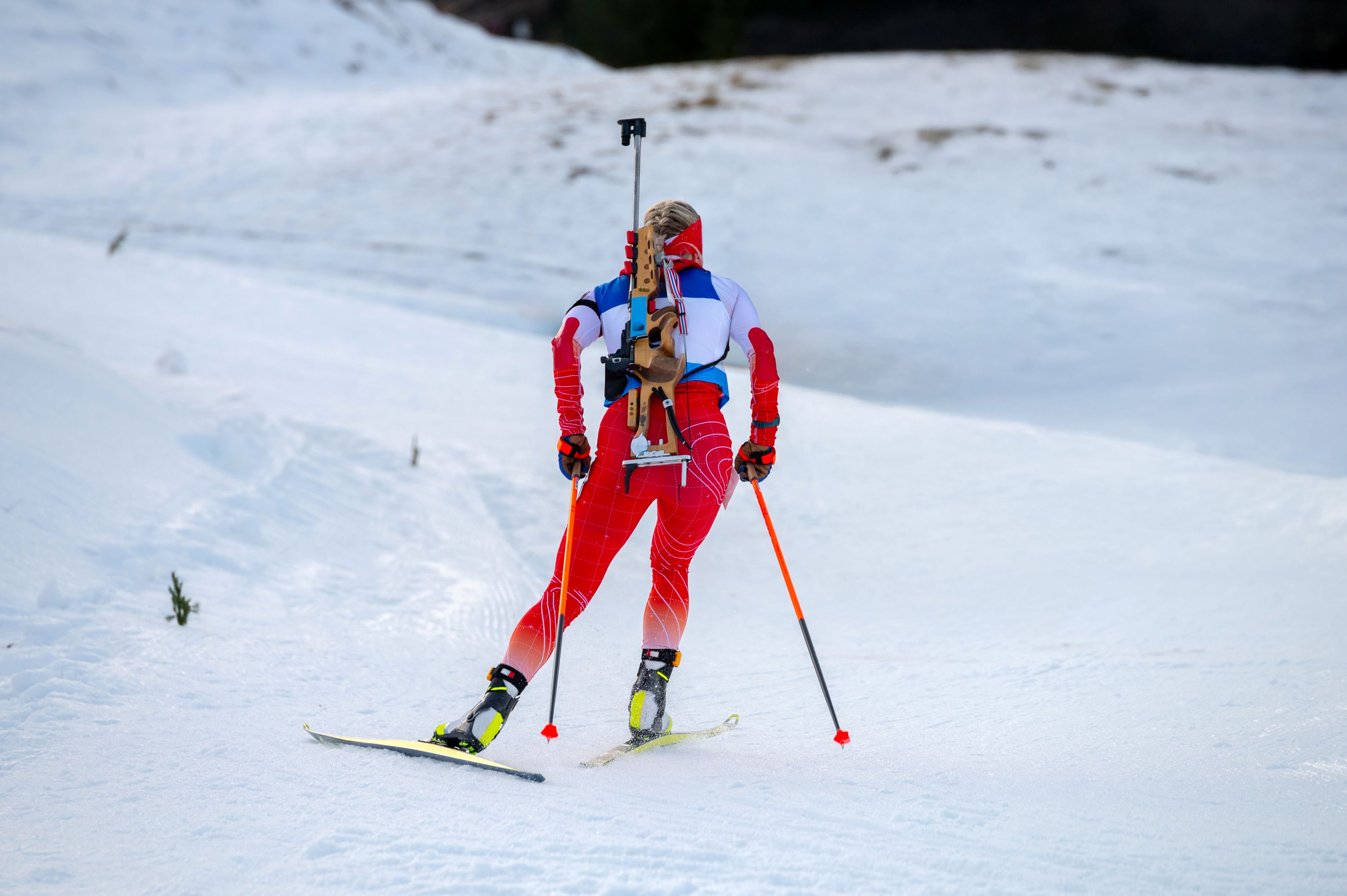 Olympische Winterspiele: Eine Biathletin ist unterwegs