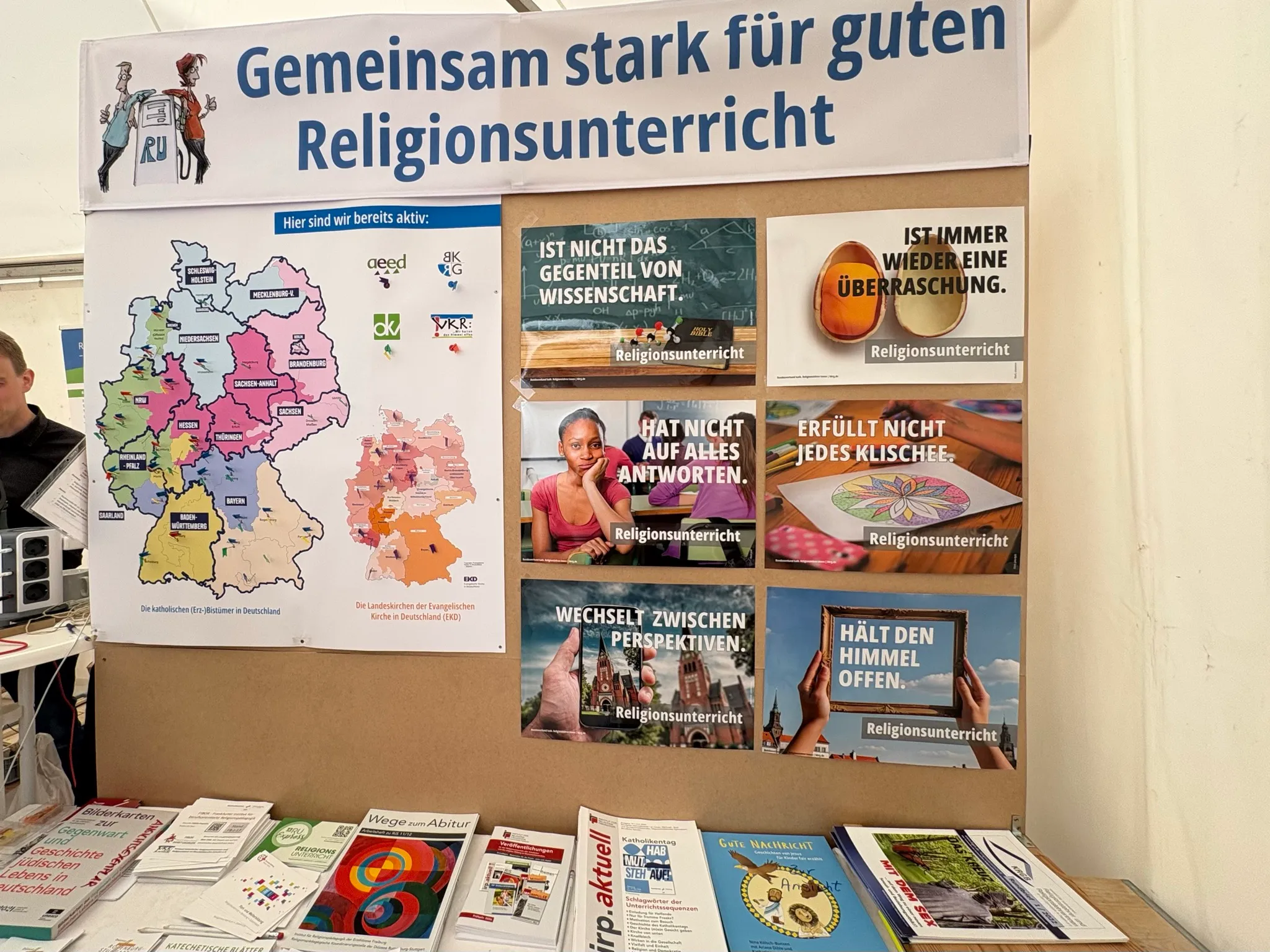 Gemeinsam mit den Verbänden für Religionslehrkräfte VKR - BKR - aeed war der dkv in einem Stand vertreten