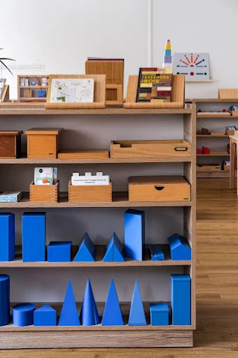 Ecole Montessori bilingue de Lyon 6 : espace géométrie en classe 6-12 ans