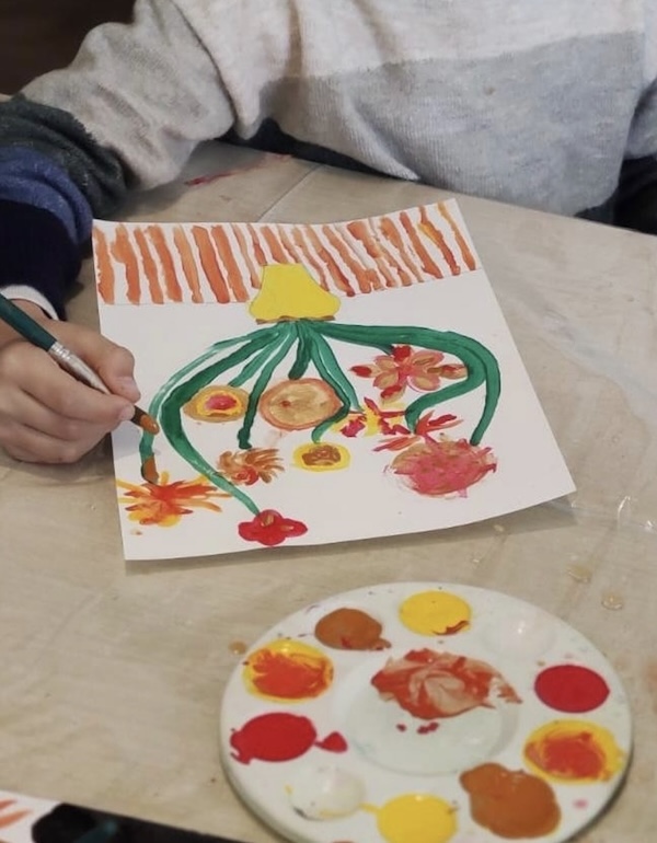 Ecole Montessori bilingue Lyon 6 : pédagogie par le concret même pendant les ateliers bilingues du mercredi