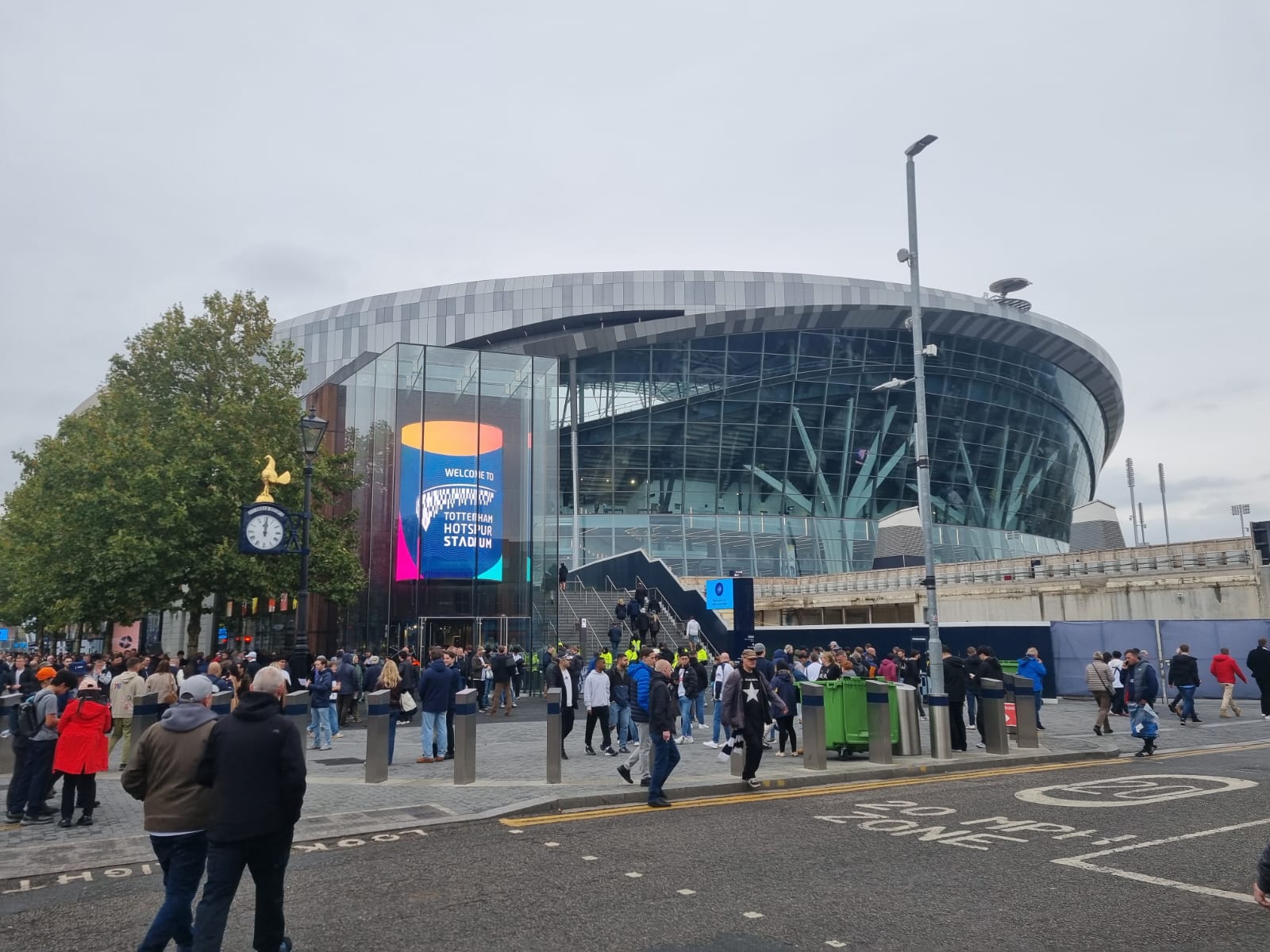 Supporters réunis devant le Tottenham Hotspur Stadium avant le match