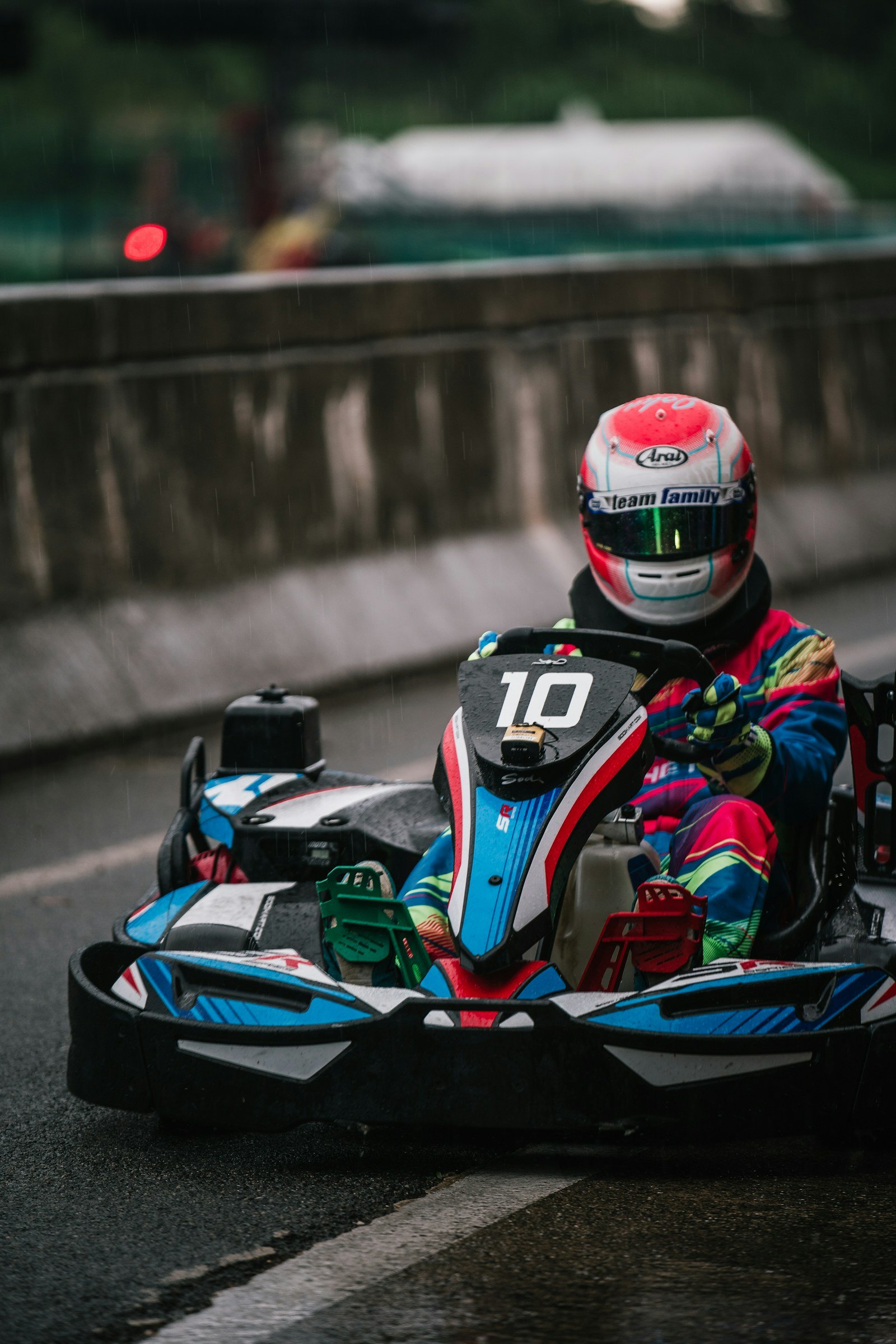 Un pilote de karting attaque un virage sous la pluie