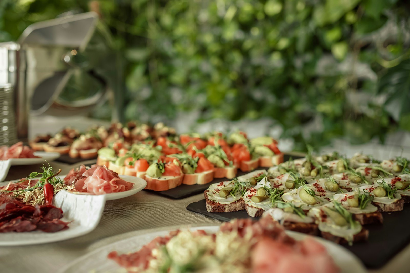 Un buffet de canapés dressé pour une réception