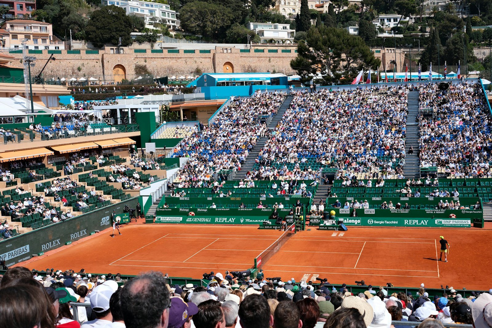 Tribunes pleines du Masters de Monte-Carlo, les collines de Monaco en arrière-plan