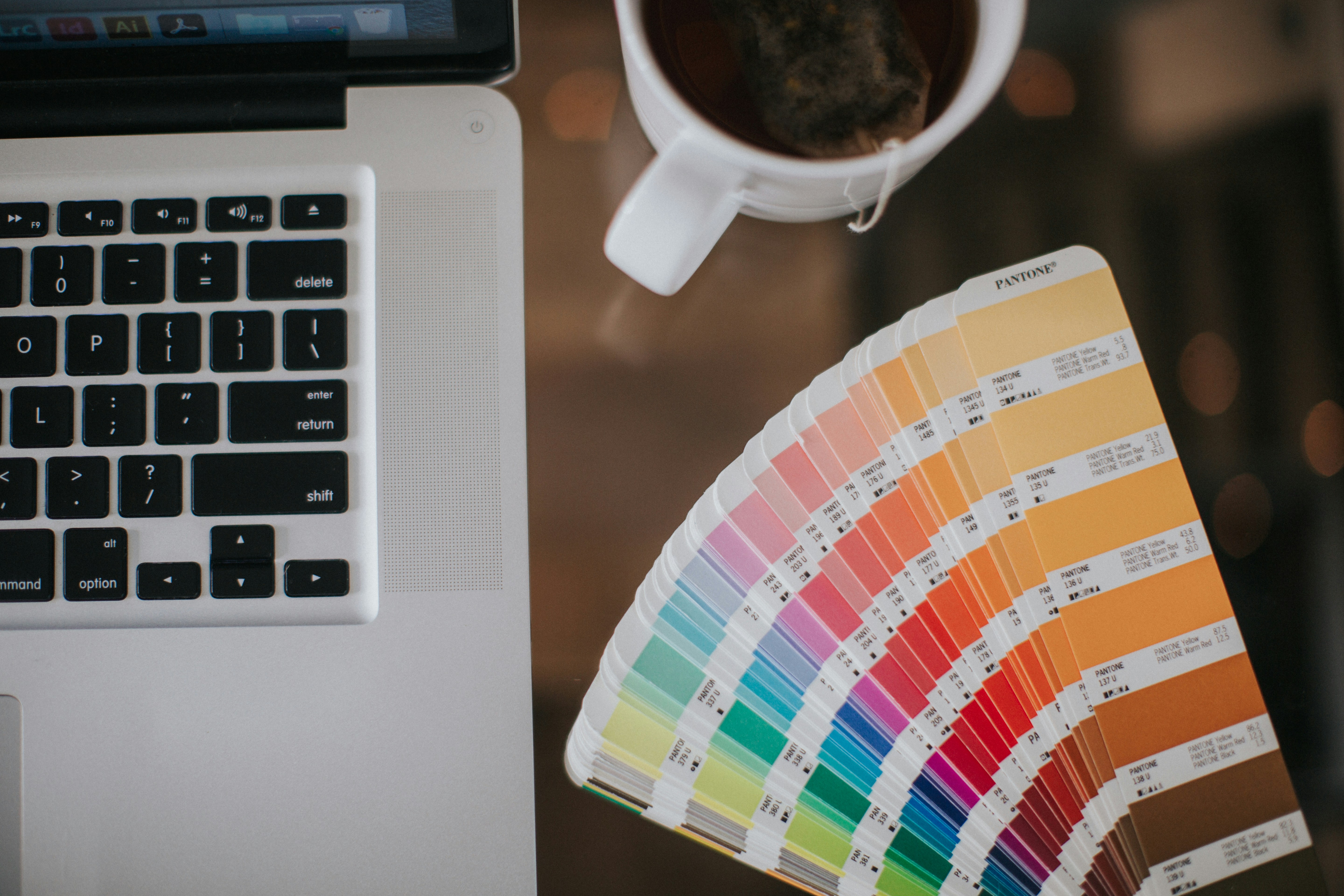 paleta Pantone obok laptopa
