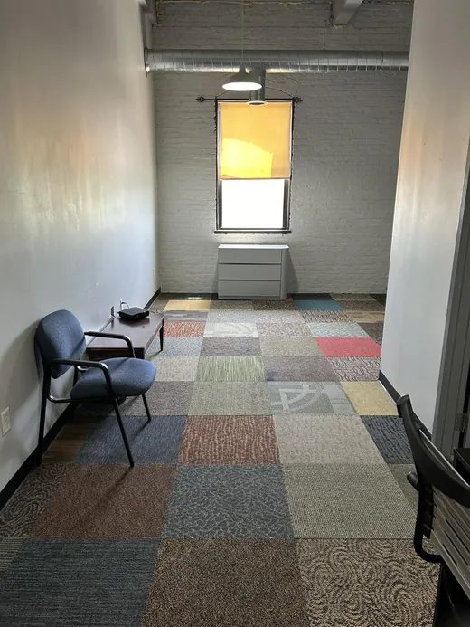 After a deep cleaning in Miami: a clear, vacuumed office floor
