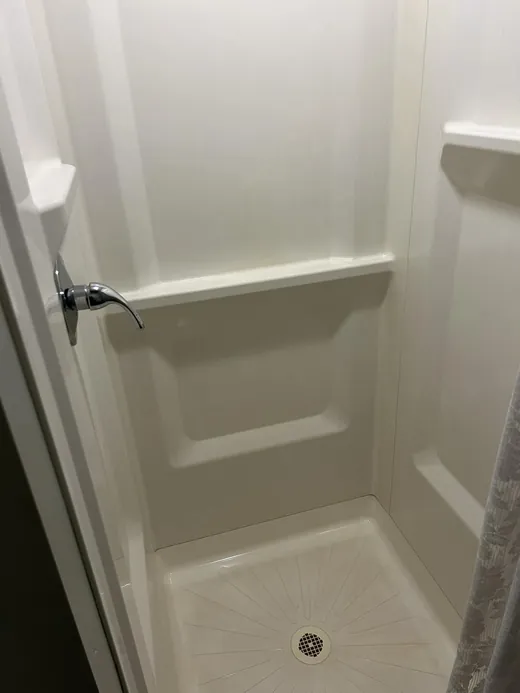 After a deep cleaning in Miami: a bright white shower floor