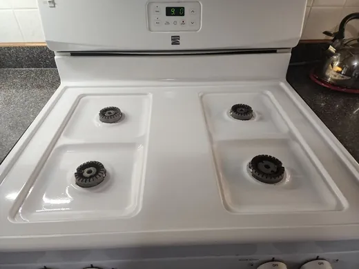 After a deep cleaning in Miami: a gleaming white stovetop