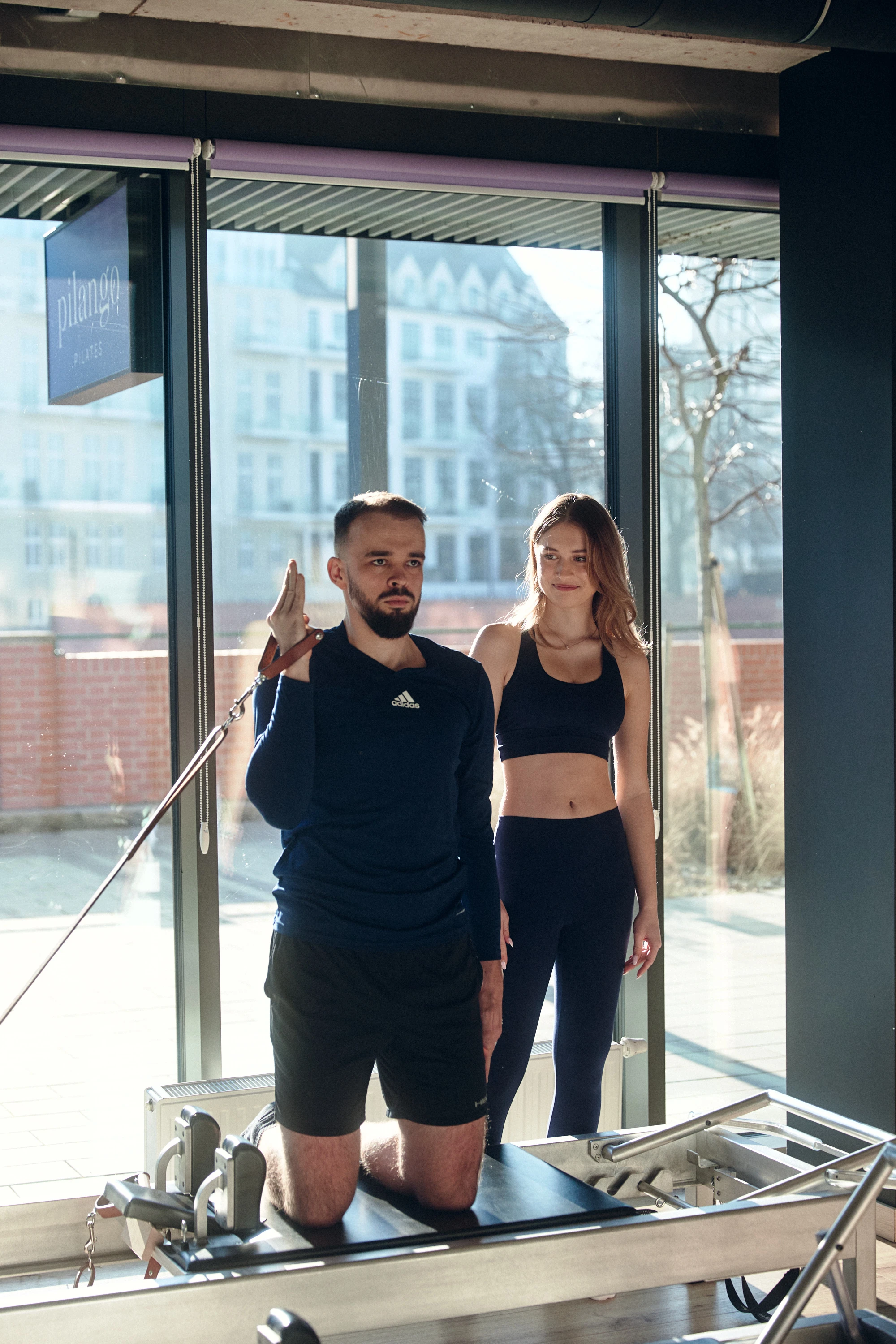 Dominika Krzyszczuk i Michał Górnik - zajęcia na reformerze - pilates dla mężczyzn w Pilango Pilates Studio