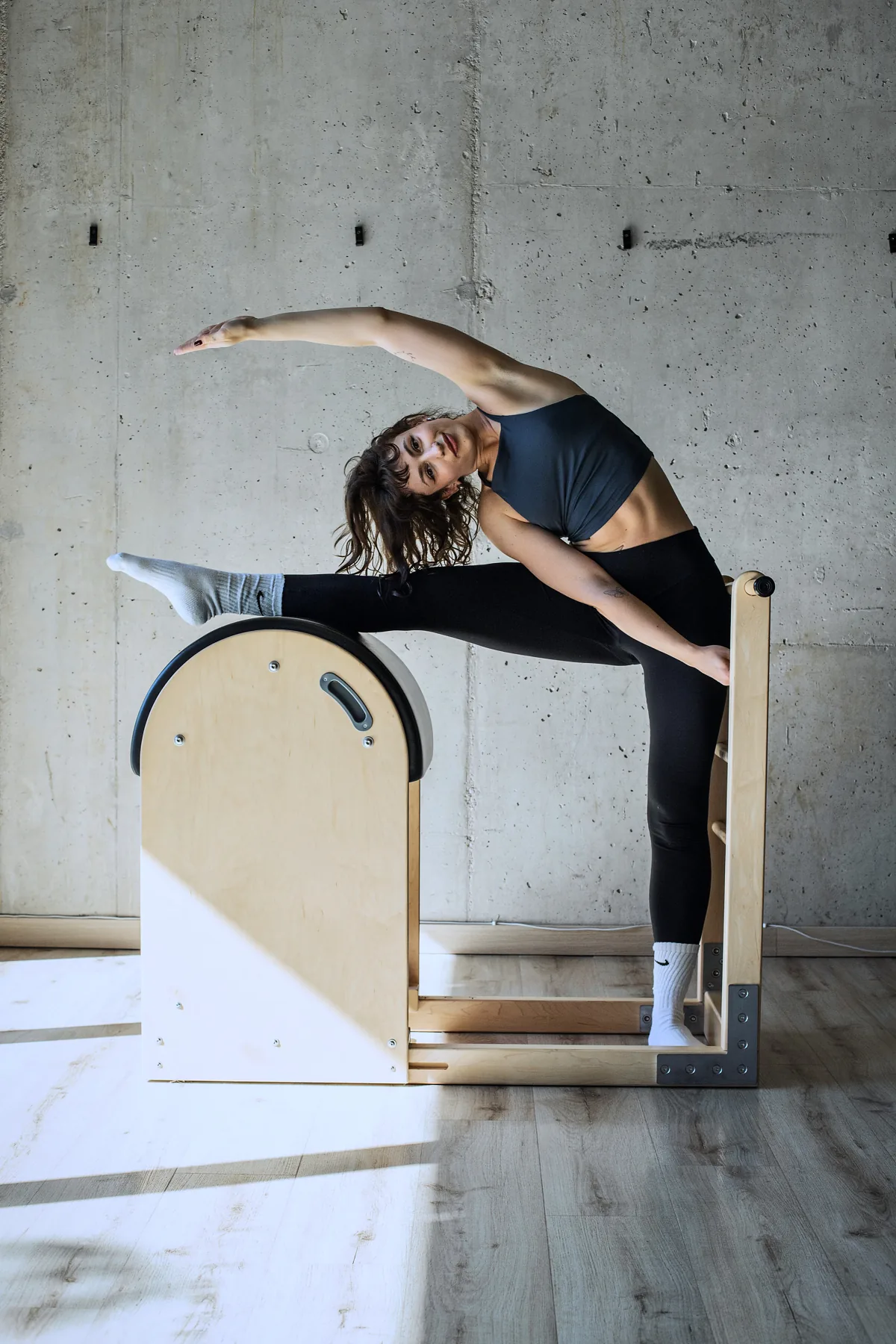 Justyna, instruktorka Pilango, w stretchingu na ladder barrel – stretching we Wrocławiu