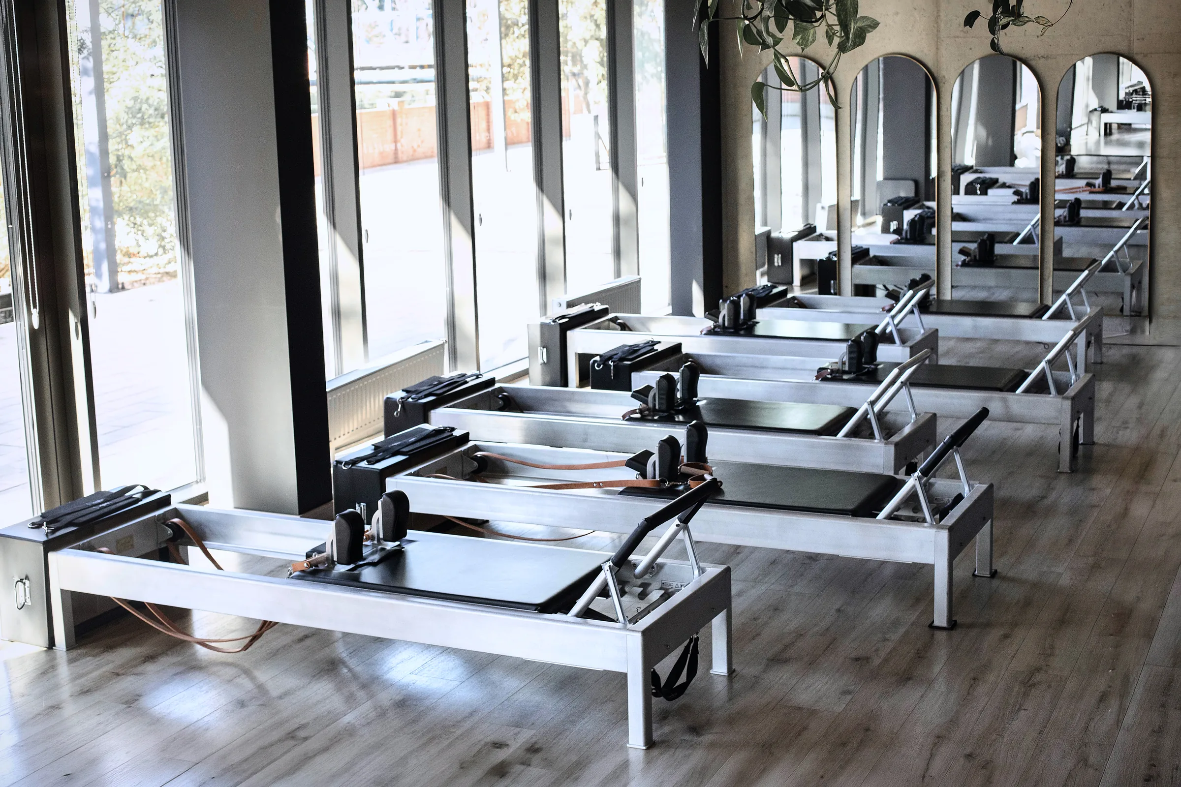 Sala z reformerami w studio Pilango Pilates we Wrocławiu