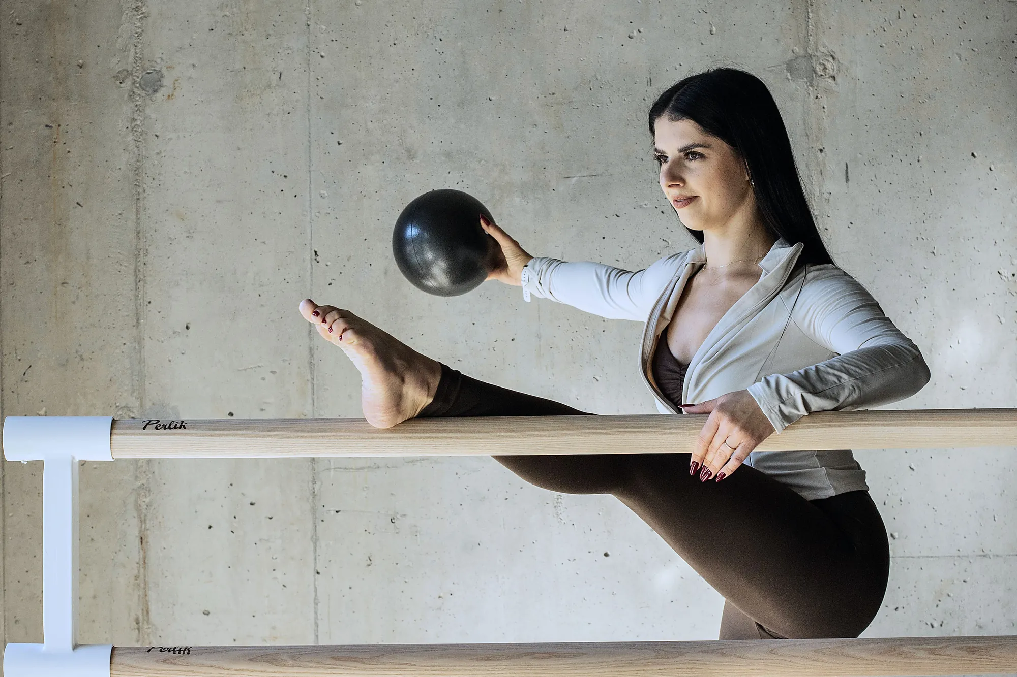 Barre training at Pilango Pilates Academy – exercise at the barre with a ball, Wrocław