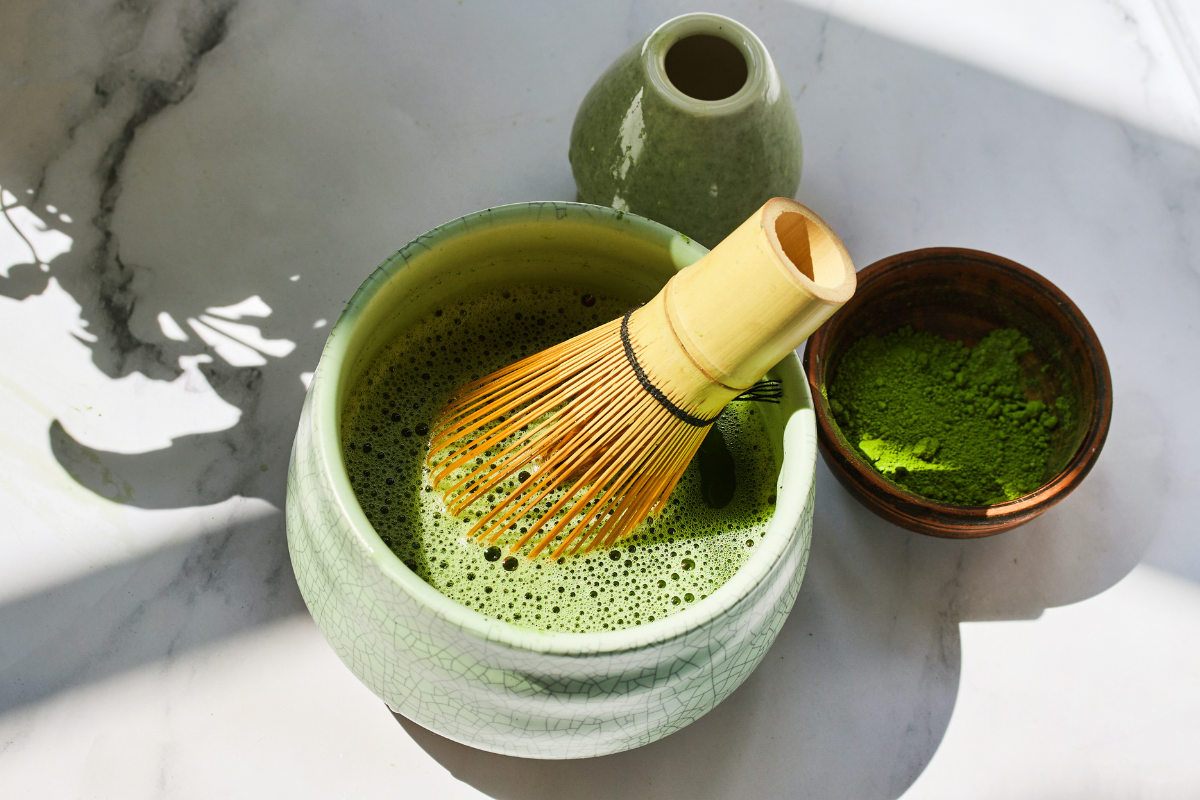 Bol de matcha fouetté avec un chasen en bambou