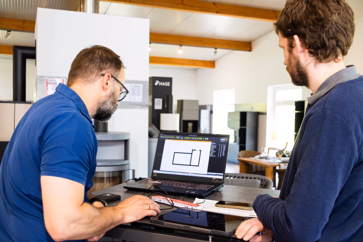 Der Geschäftsführer von Firma Höft, während er einen Kunden berät.