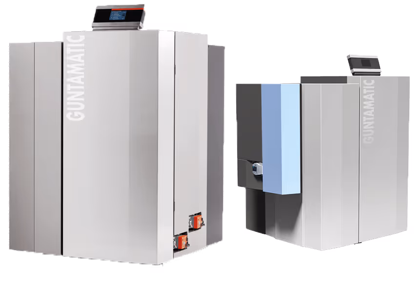 Eine Holzheizung im Keller neben einem Stapel mit Feuerholz.