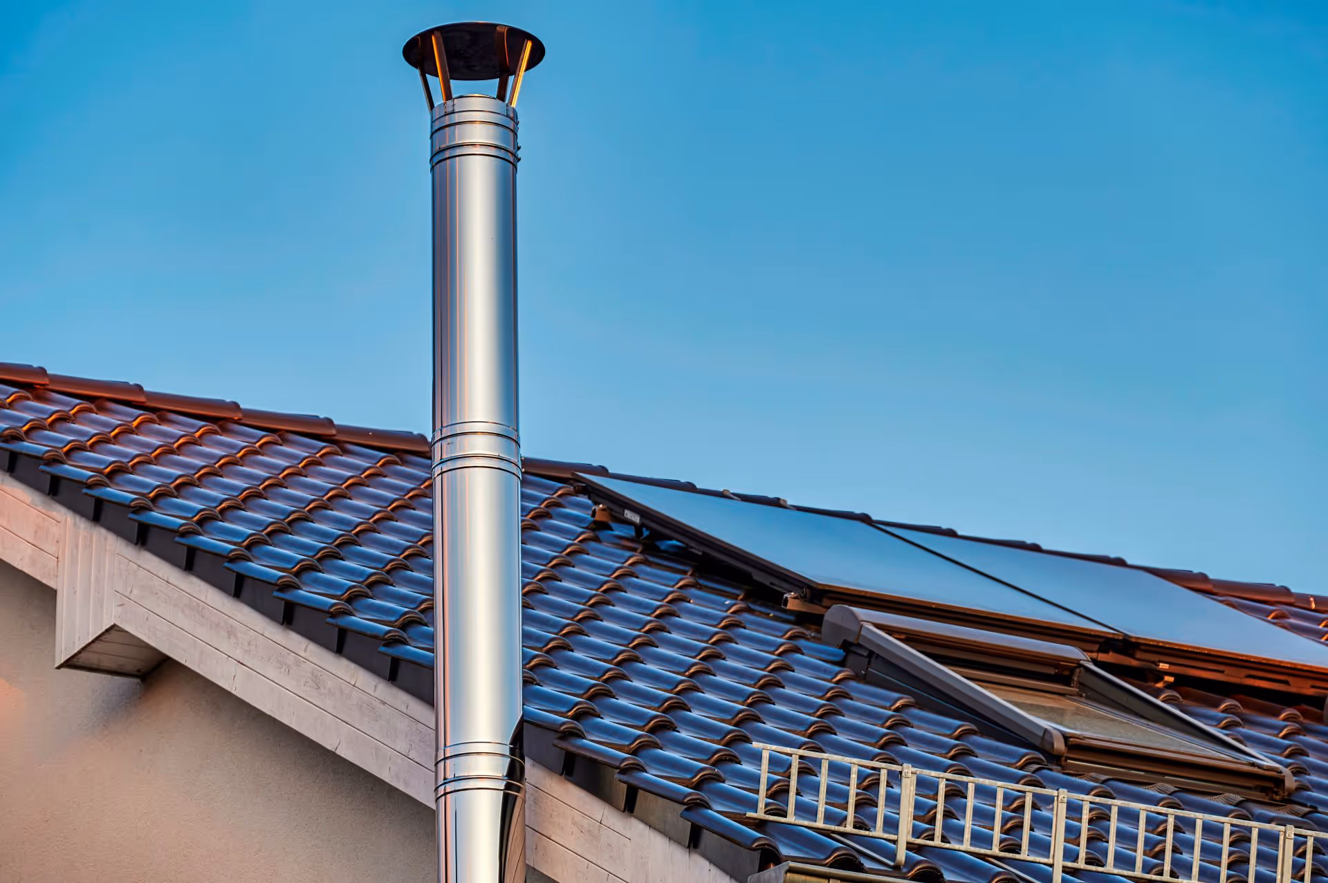 Eine Wärmepumpe an einer Hauswand montiert.