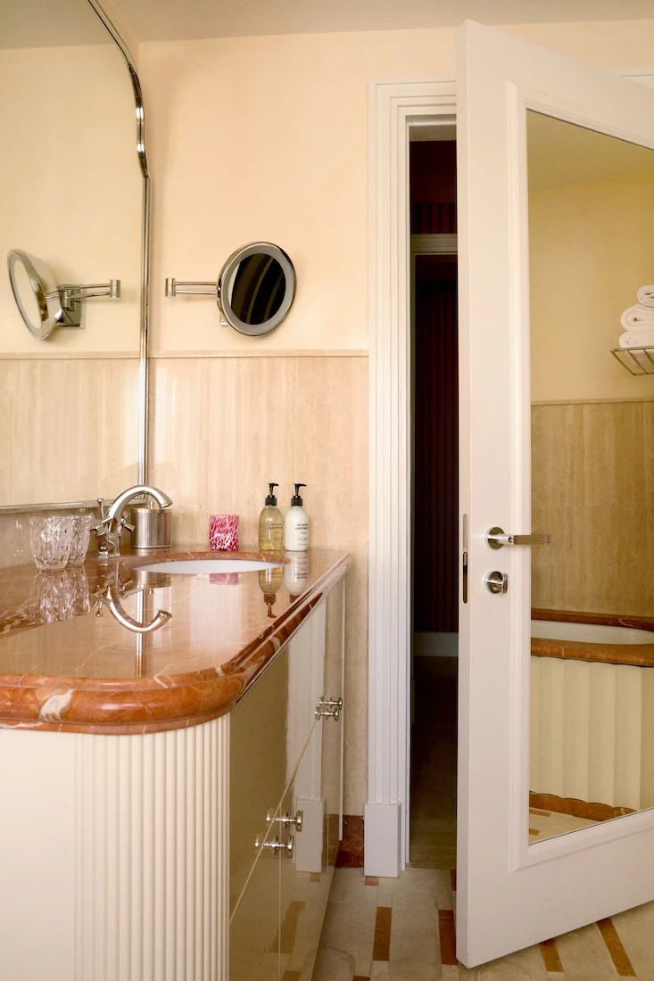 Bathroom of the Deluxe Suite
