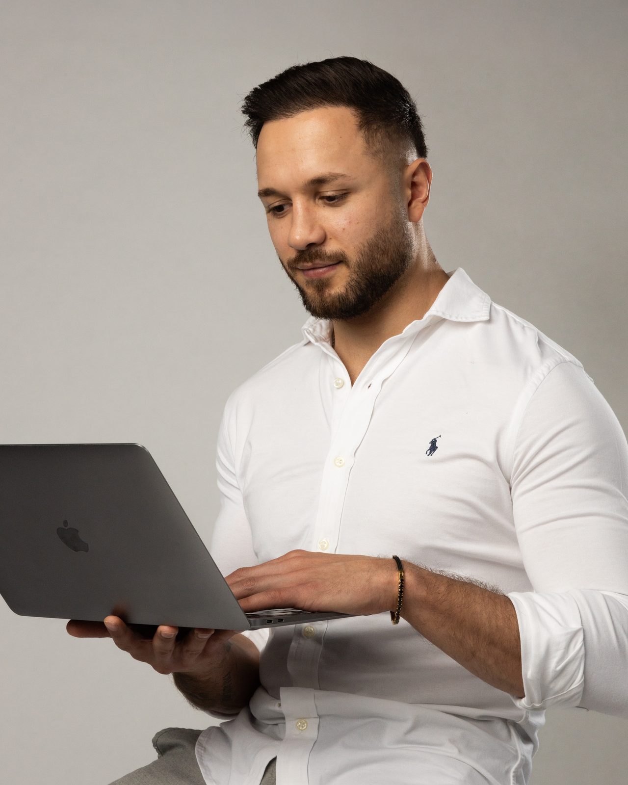 Daniel Jani arbeitet am Laptop — die KI-Upload Methode läuft am Abend, nicht im Büro