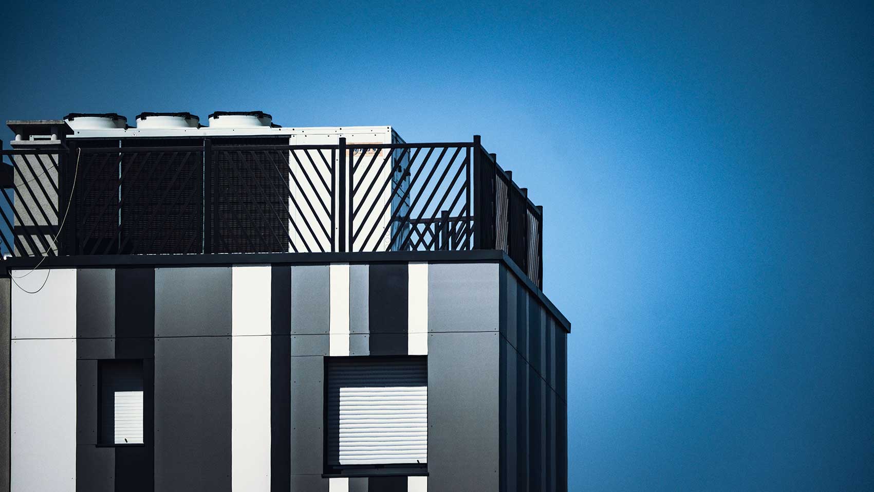 Integrated rooftop HVAC installation illustrating coordinated building climate control and system optimisation