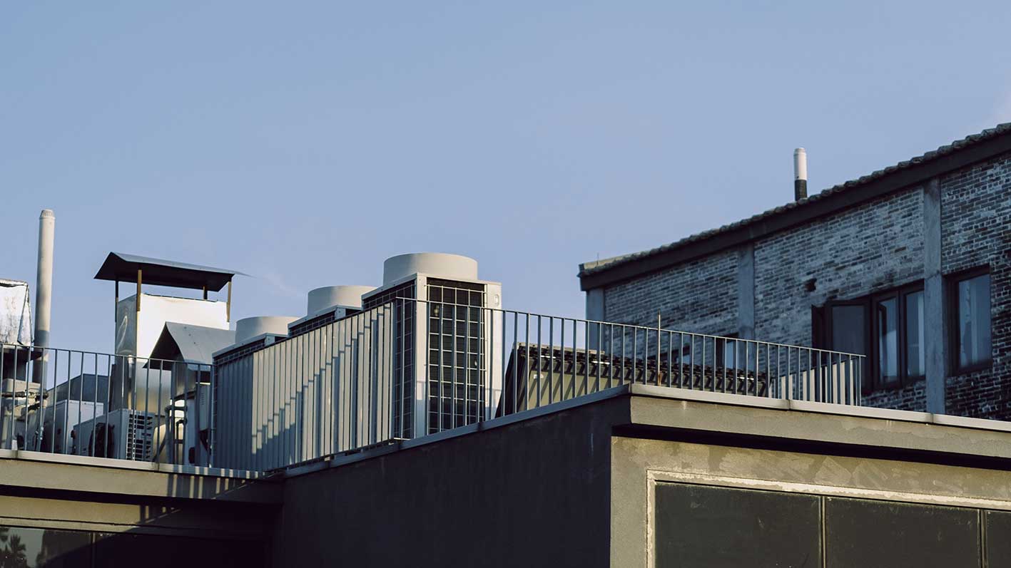 Rooftop hydronic HVAC installation representing seasonal system performance, dynamic simulation and energy optimisation with Hysopt Simulator.