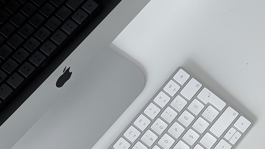 Laptop and keyboard representing connected HVAC commissioning software for hydraulic calculations, component selection and engineering documentation.