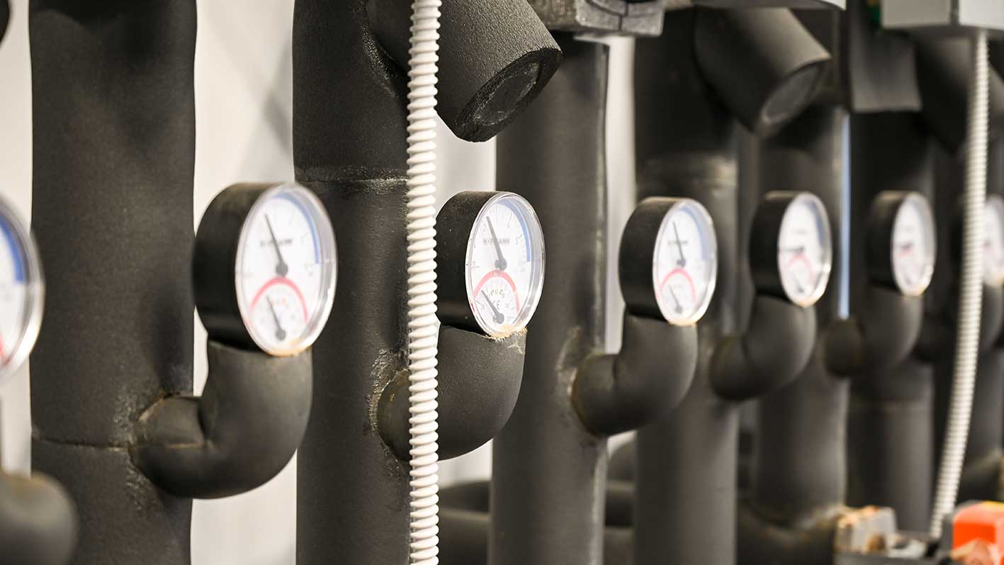 Hydronic HVAC piping with pressure gauges representing dynamic simulation, control strategy validation and risk analysis for complex HVAC projects using Hysopt Simulator.