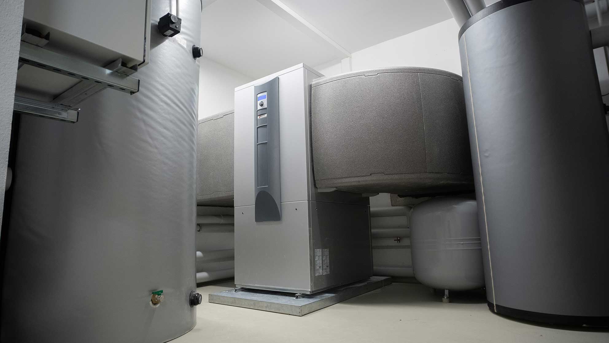 Modern hydronic HVAC plant room with heat pump, buffer vessels and mechanical equipment, representing dynamic HVAC simulation, annual performance analysis and system optimisation with Hysopt Simulator.