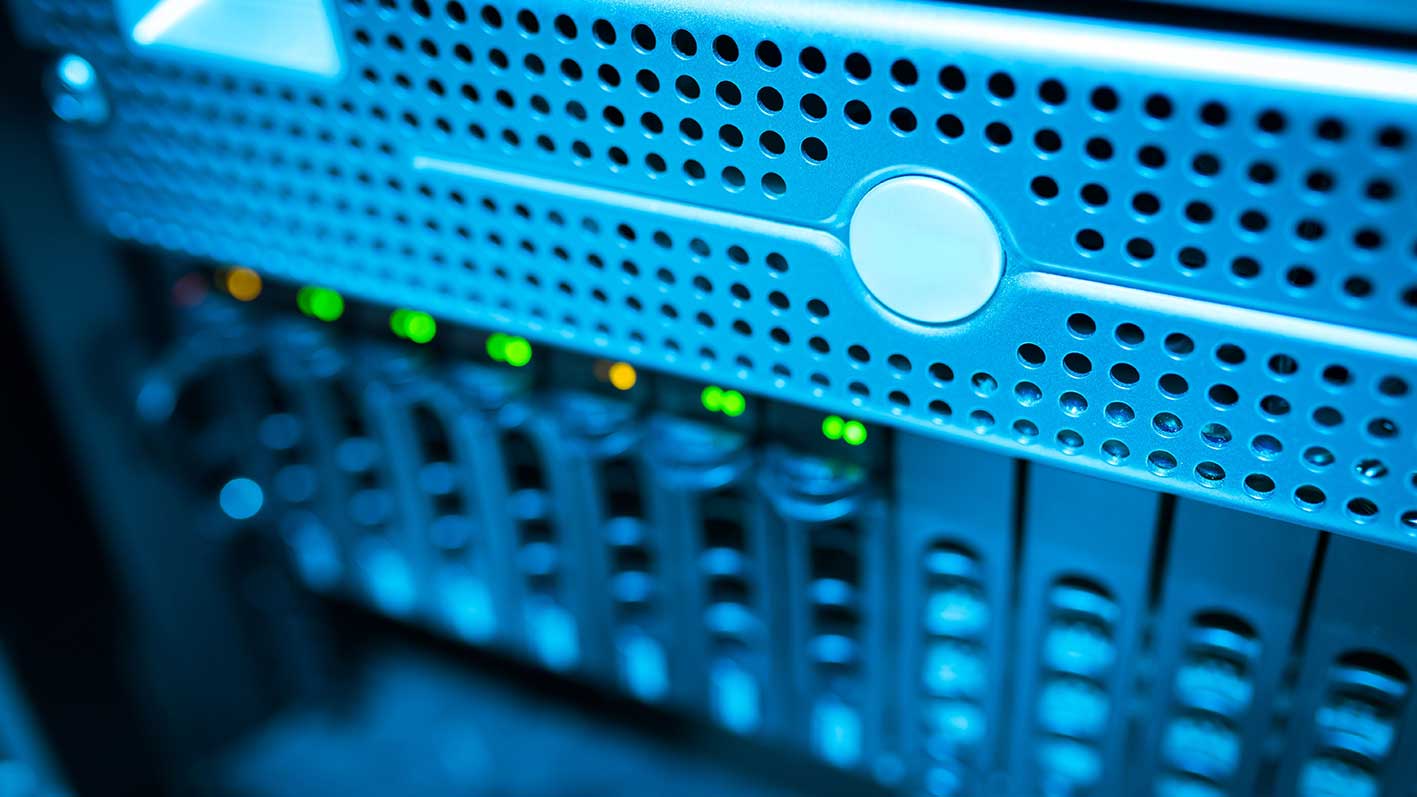 Close-up van serverapparatuur in een datacenter, als symbool voor kritieke IT-infrastructuur die afhankelijk is van betrouwbare koudwaterkoeling en HVAC-systeemvalidatie.
