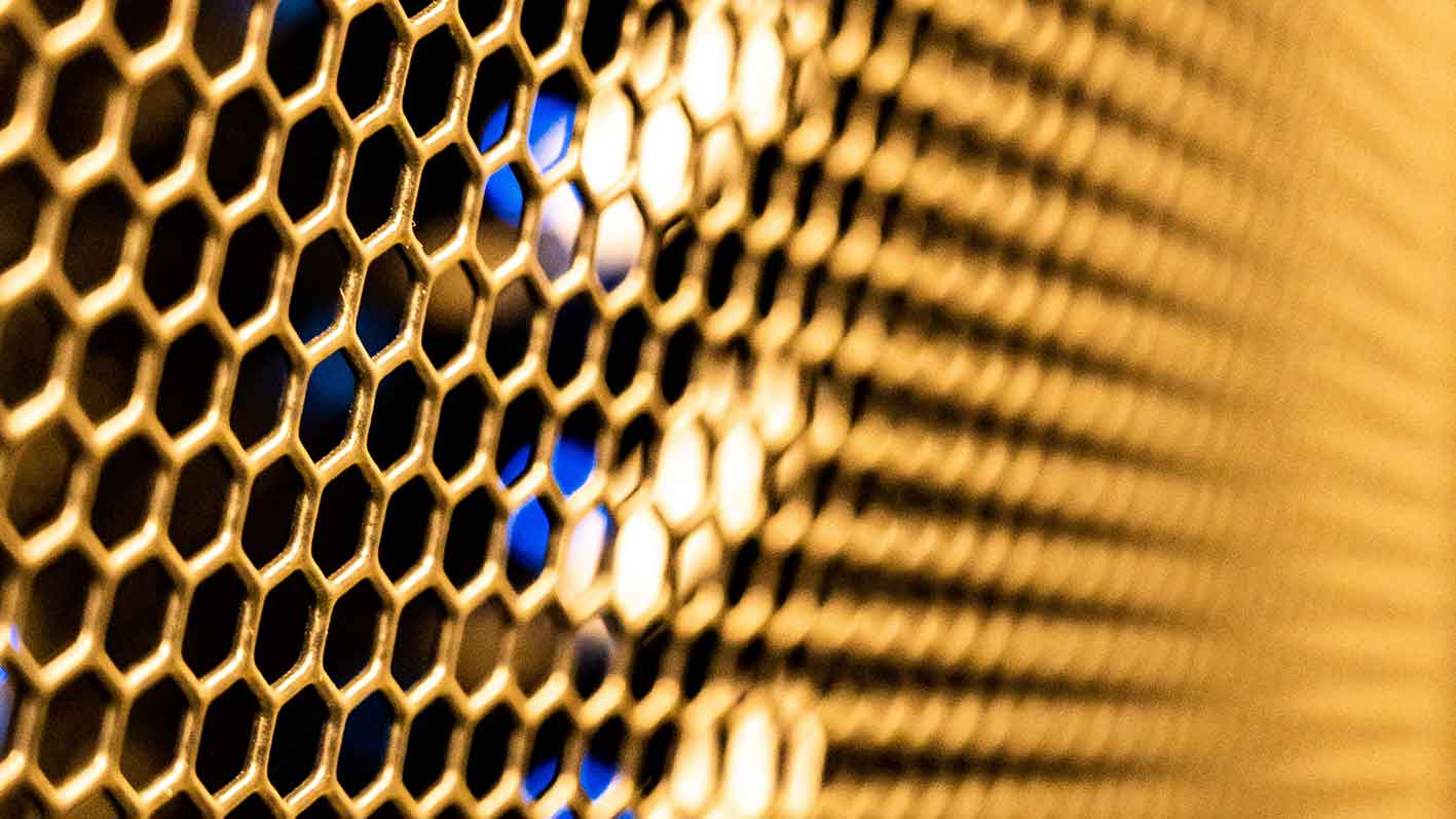 Close-up van serverventilatie in een datacenter, als symbool voor bedrijfszekere koeling en storingsvalidatie in kritieke IT-infrastructuur.