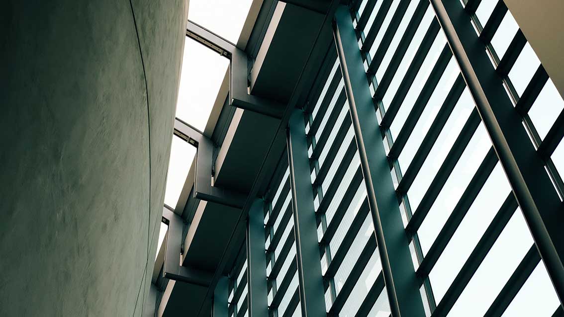 Moderne gevel van een datacenter, als symbool voor complexe koelinfrastructuur en efficiënt ontwerp van koelwatersystemen.