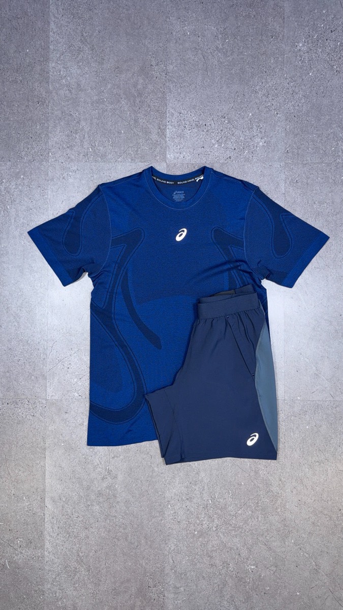 Active Clo product creative: blue Gel trainers