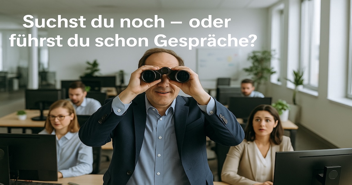 Ein Mann in Businesskleidung steht in einem modernen Büro und blickt durch ein Fernglas direkt in die Kamera. Bild steht der Text: „Suchst du noch – oder führst du schon Gespräche?“