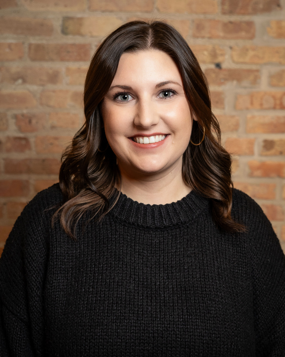 Carli Yazumbek head shot is a femal therapist in Naperville and is an experienced counselor specializing in helping clients with suicidal ideation, self-injury behaviors, depression, personality disorders, trauma, eating disorders, substance abuse, and more.