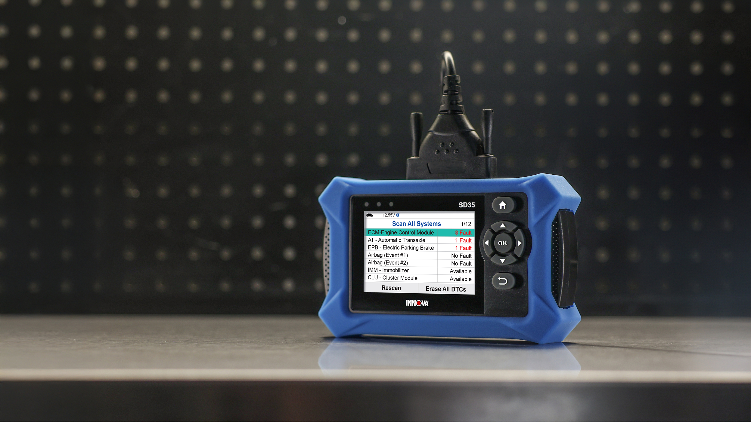 INNOVA SD35 diagnostic scan tool displaying faults in engine control module, automatic transaxle, and electric parking brake.