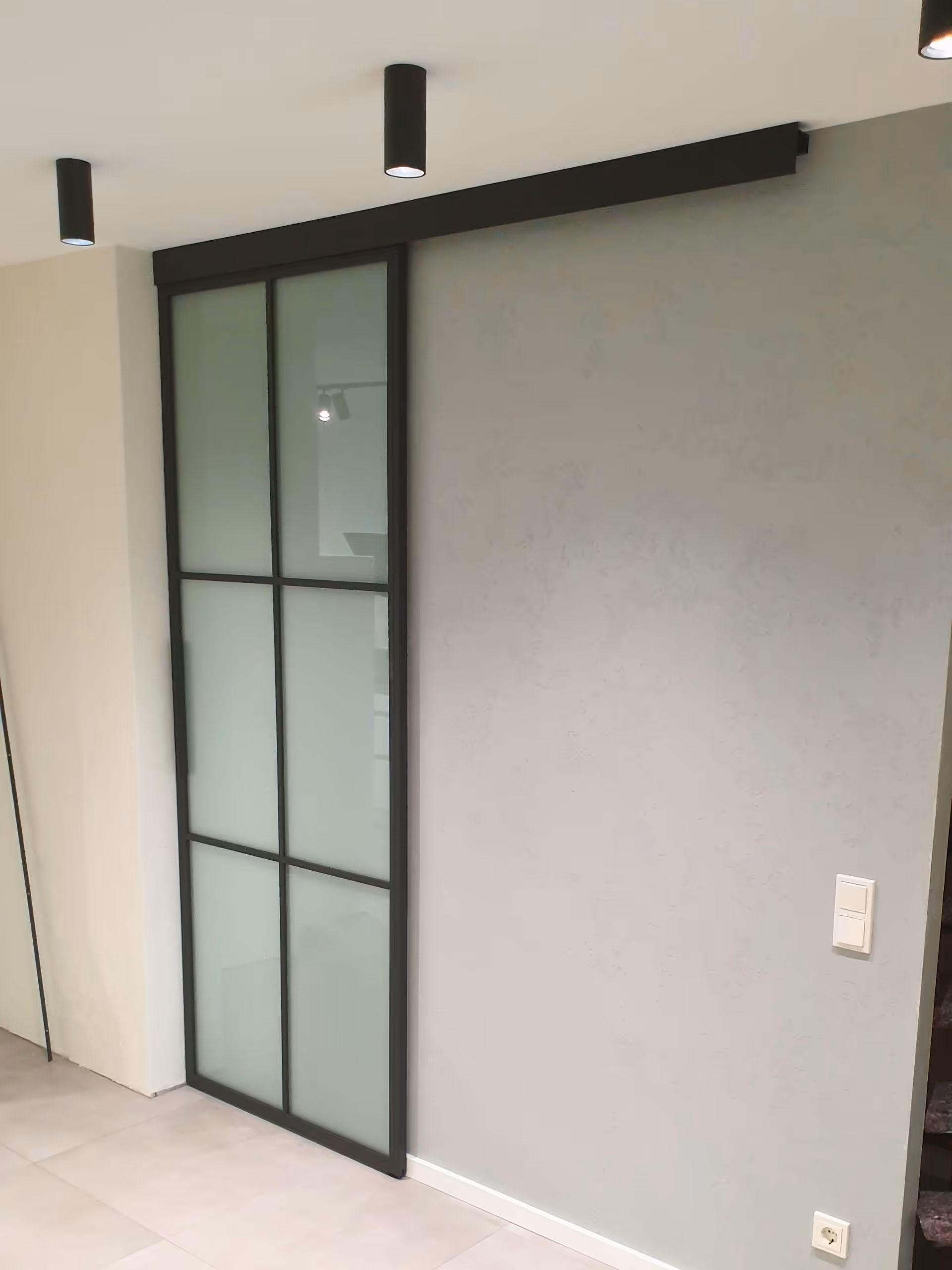 Schwarze Lofttür Flur