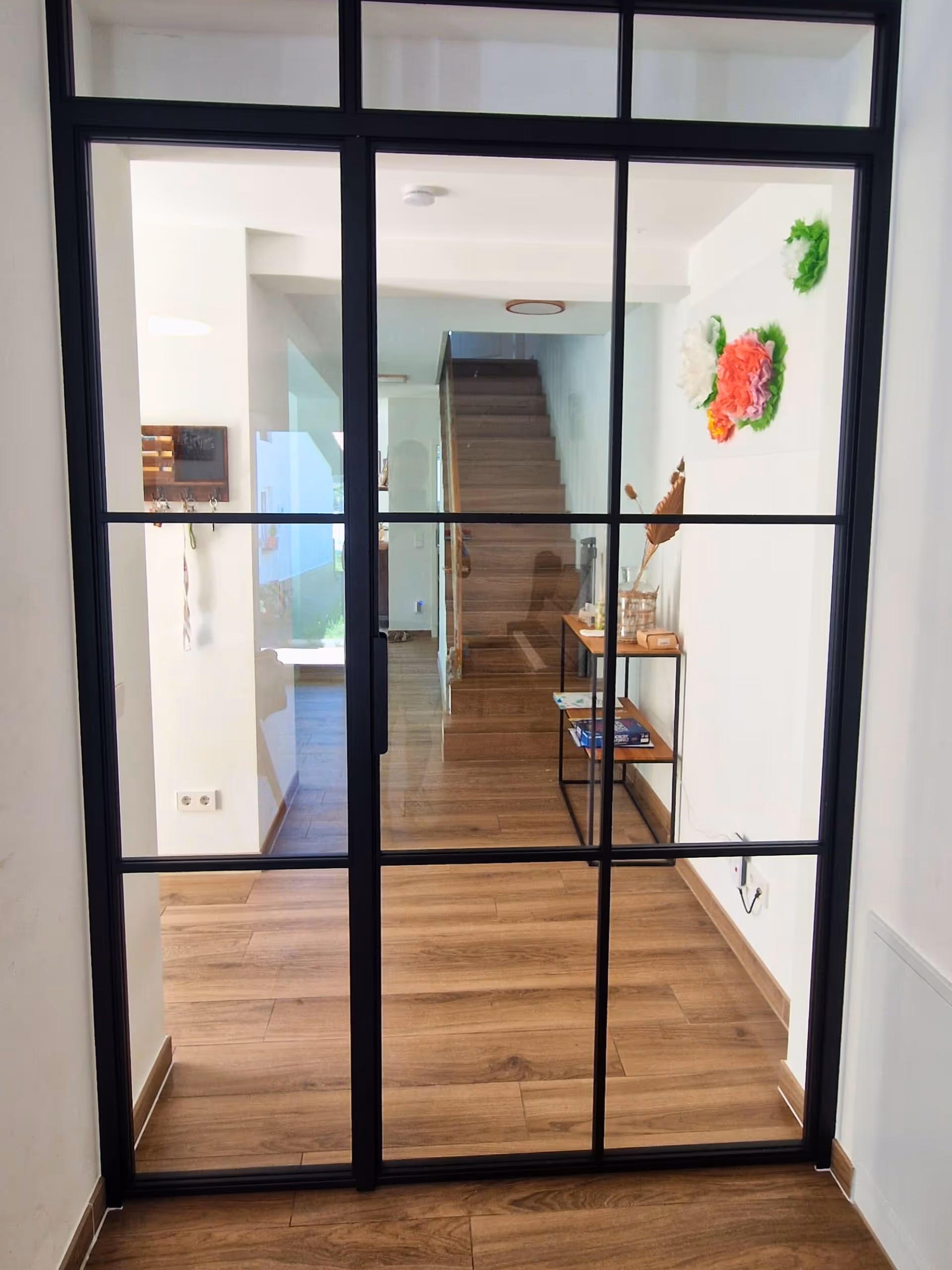 Schwarze Lofttür Flur