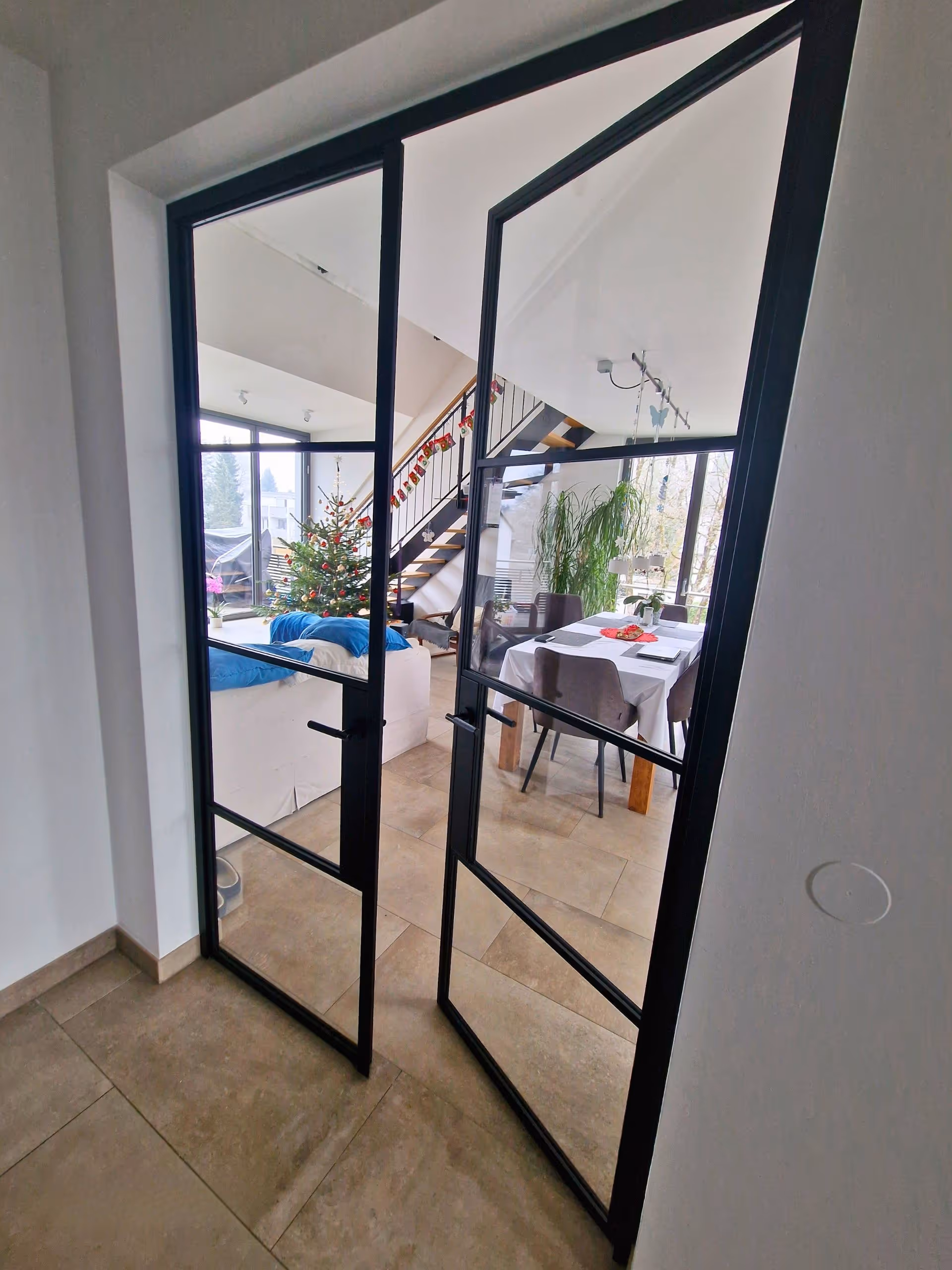 Schwarze Lofttür Flur