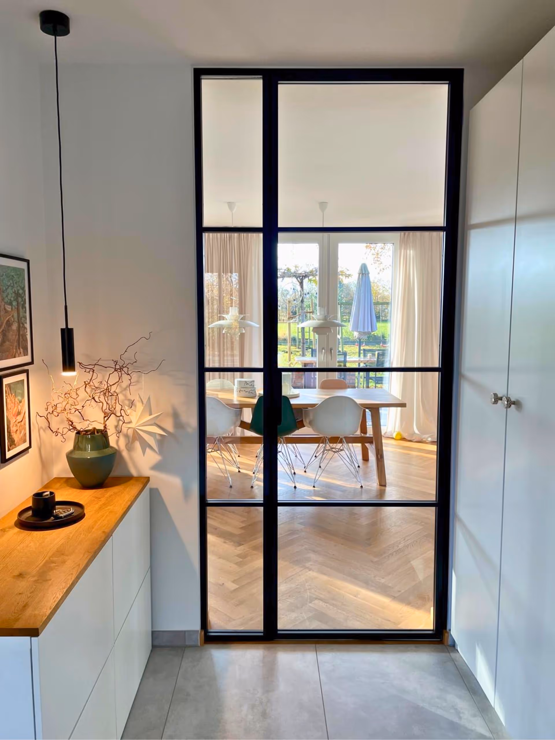 Schwarze Lofttür Flur